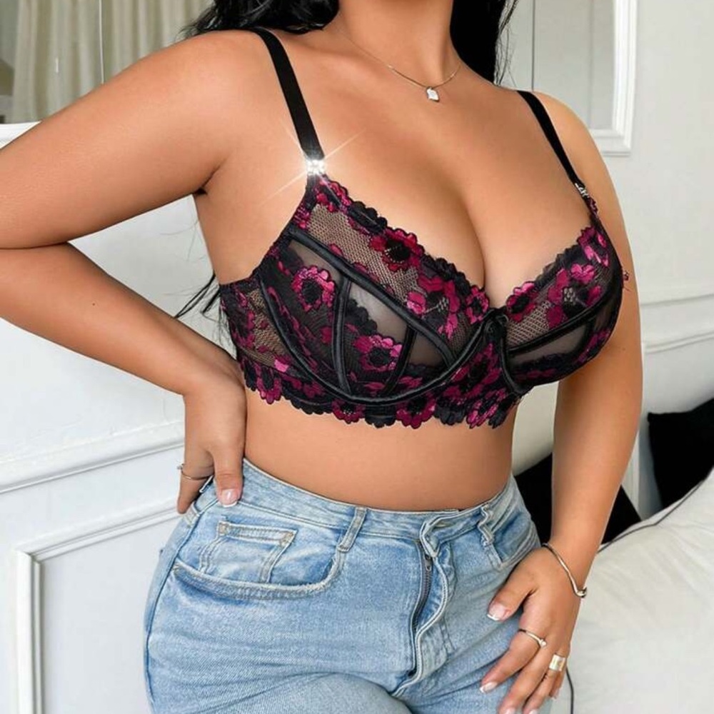 Lace Bralette in Black and Pink - Picture 4 of 6